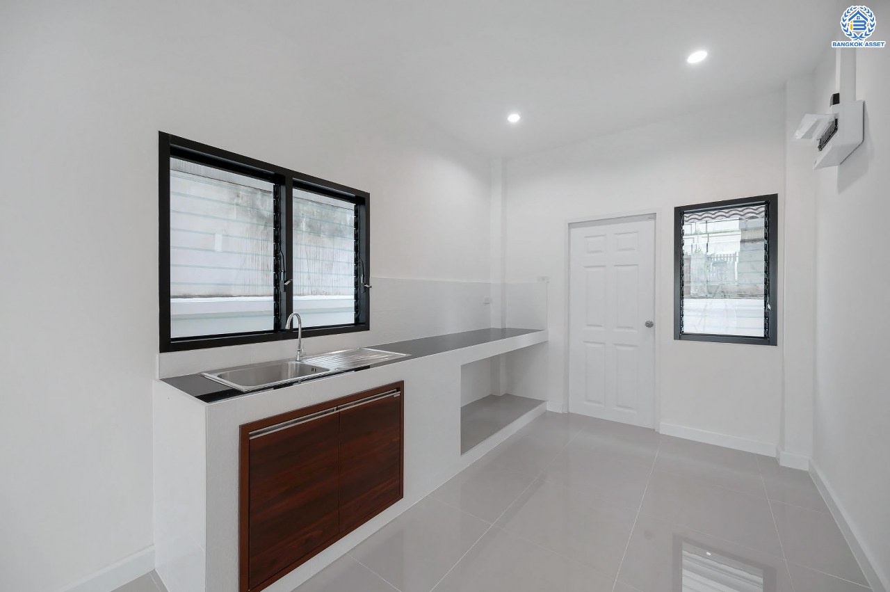 บ้านมือสองตกแต่งใหม่ โครงการ ธารา ราชพฤกษ์-ปิ่นเกล้า บ้านสวย พร้อมอยู่ เนื้อที่ 58.7 ตร.ว. ฟังก์ชัน 3 ห้องนอน 3 ห้องน้ำ จอดรถได้ 2 คัน บนทำเลเชื่อมต่อถนนกาญจนาภิเษก ใกล้รถไฟฟ้าสายสีแดง "สถานีตลิ่งชัน" และจุดขึ้นทางด่วน "ศรีรัช" รายล้อมด้วยสิ่งอำนวยความสะดวกครบครัน